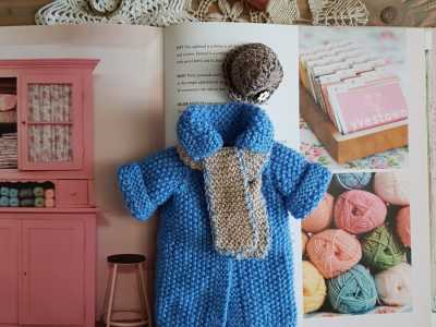 ...il cappotto azzurro in maglia...